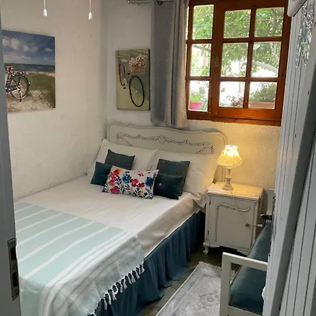 House With Big Garden * Corinth