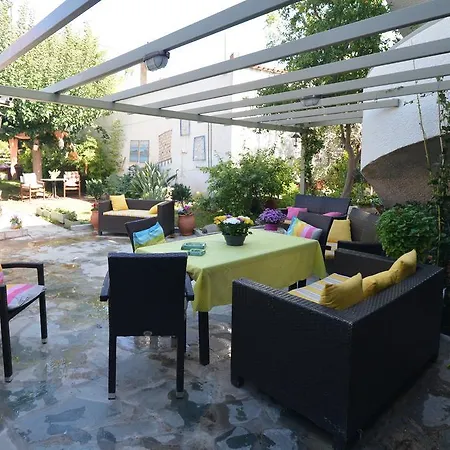 House With Big Garden Ferienhaus Korinth