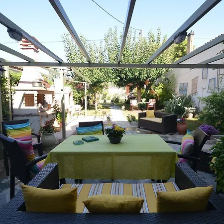 House With Big Garden Korinth