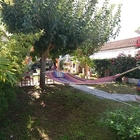 House With Big Garden Ferienhaus