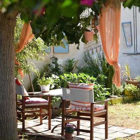 House With Big Garden Ferienhaus *