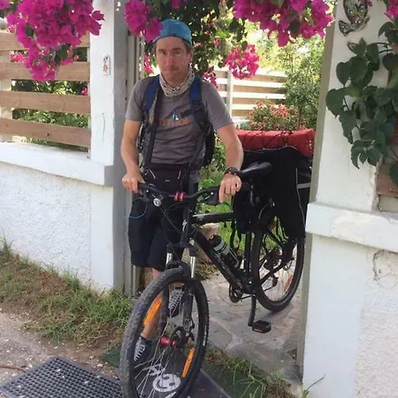 House With Big Garden Σπίτι διακοπών *