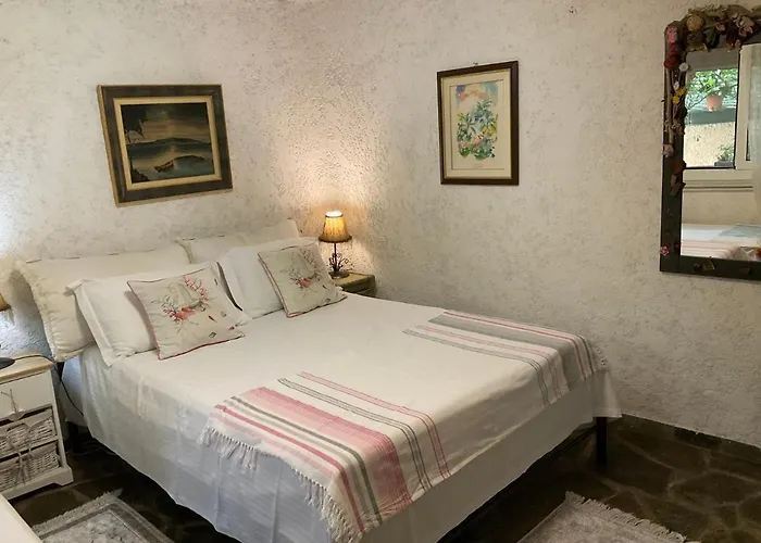 House With Big Garden * Corinth